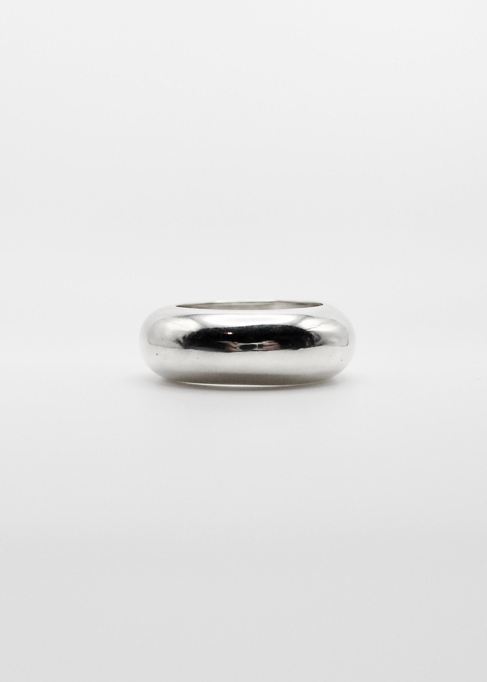 Detailed view of the Nilou Ring, focusing on its 8.5mm width and the reflective quality of the 925 sterling silver. statement ring worn alone or together with its little sister Jooni