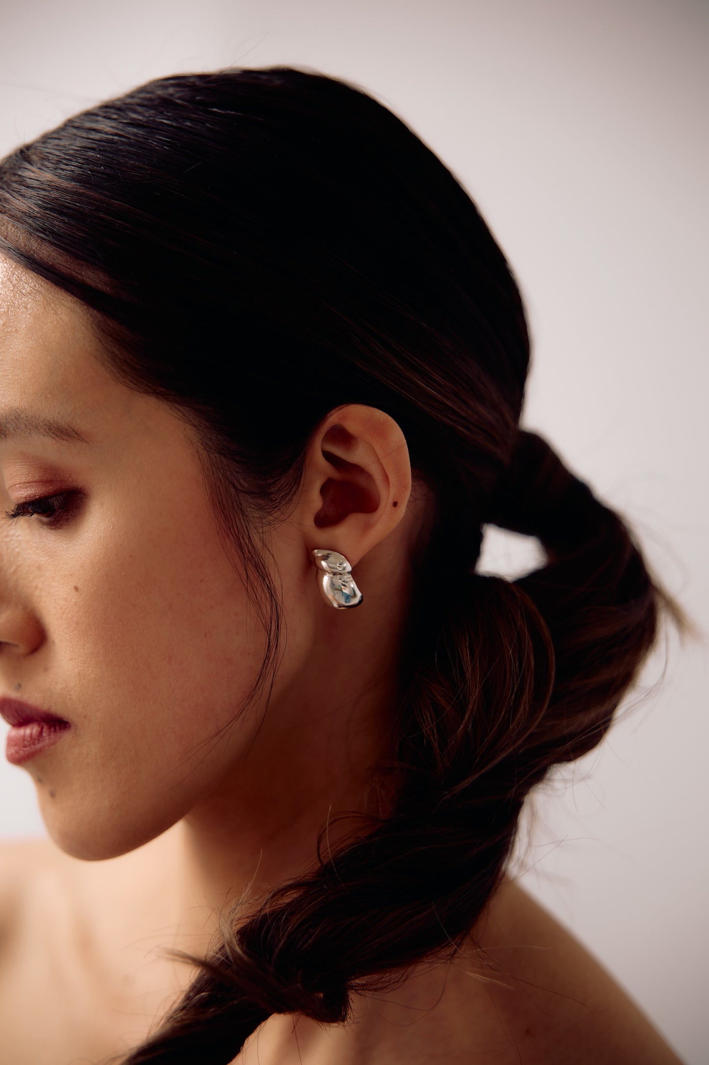 Close up of the model wearing the Camille earrrings by Seola atelier i sterling silver.