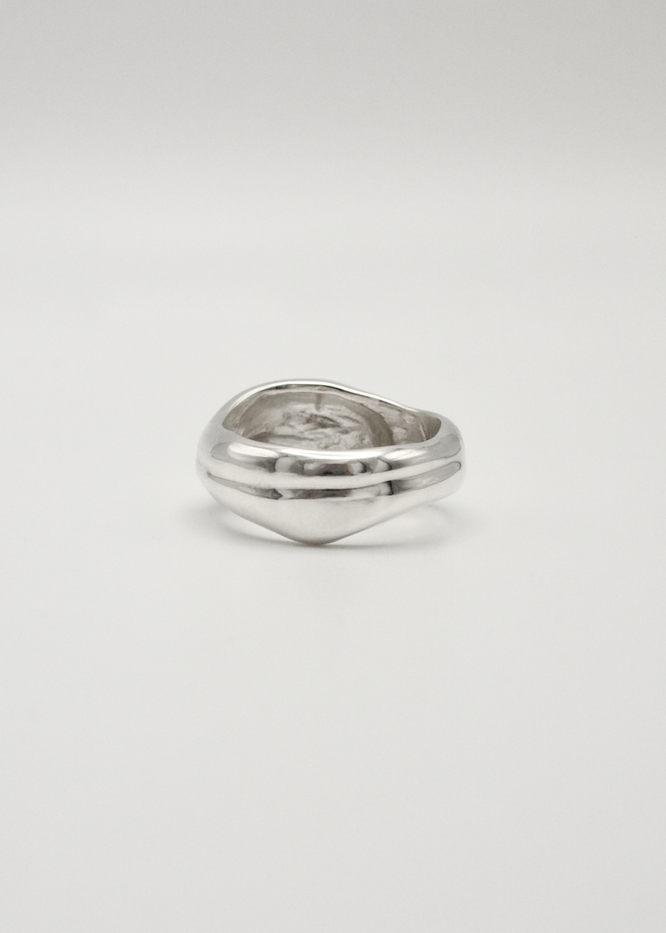 Close-up of Willow Ring lines – silver ring with natural flowing lines and soft edges / Gros plan sur la texture de la Bague Willow – bague en argent aux lignes fluides et bords dou