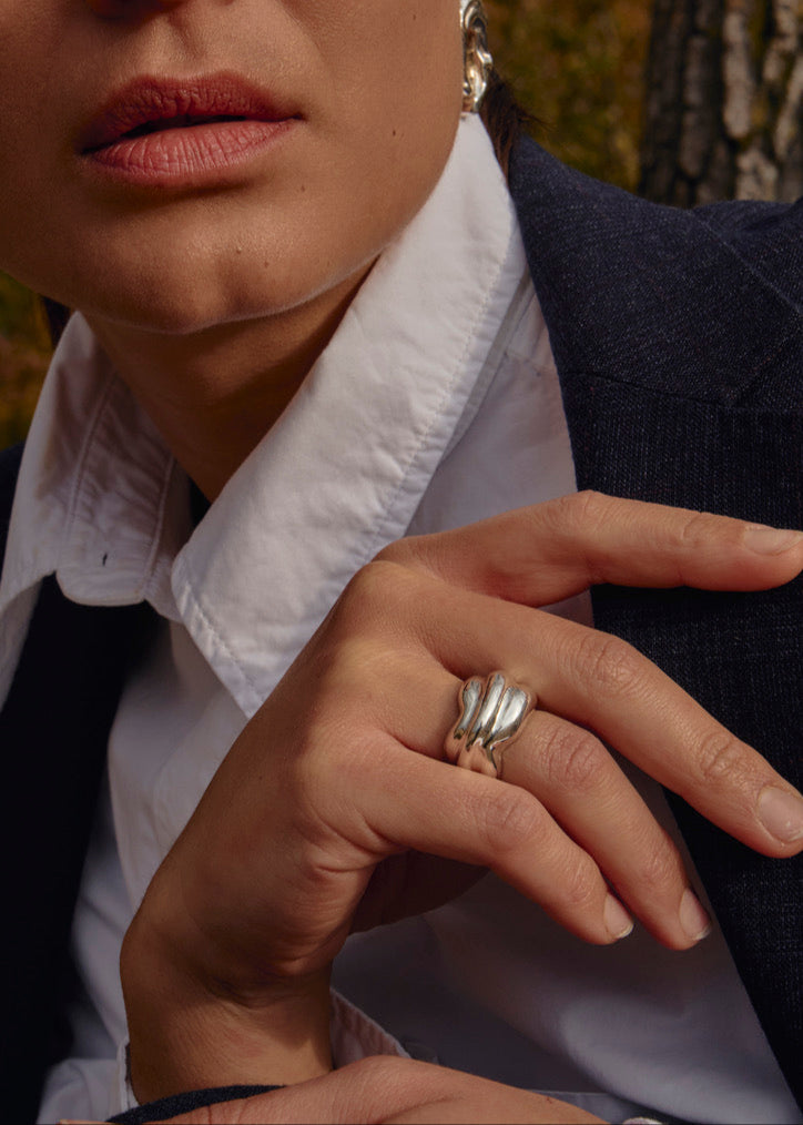 Close-up of a model's hand wearing the statement Marianne Ring, emphasizing its statement-making presence and comfortable fit.