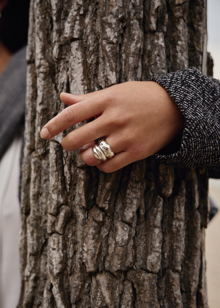 Silver Flora Ring styled in natural light – edgy contemporary jewelry inspired by nature / Bague Flora argentée mise en scène à la lumière naturelle – bijou contemporain inspiré par la nature