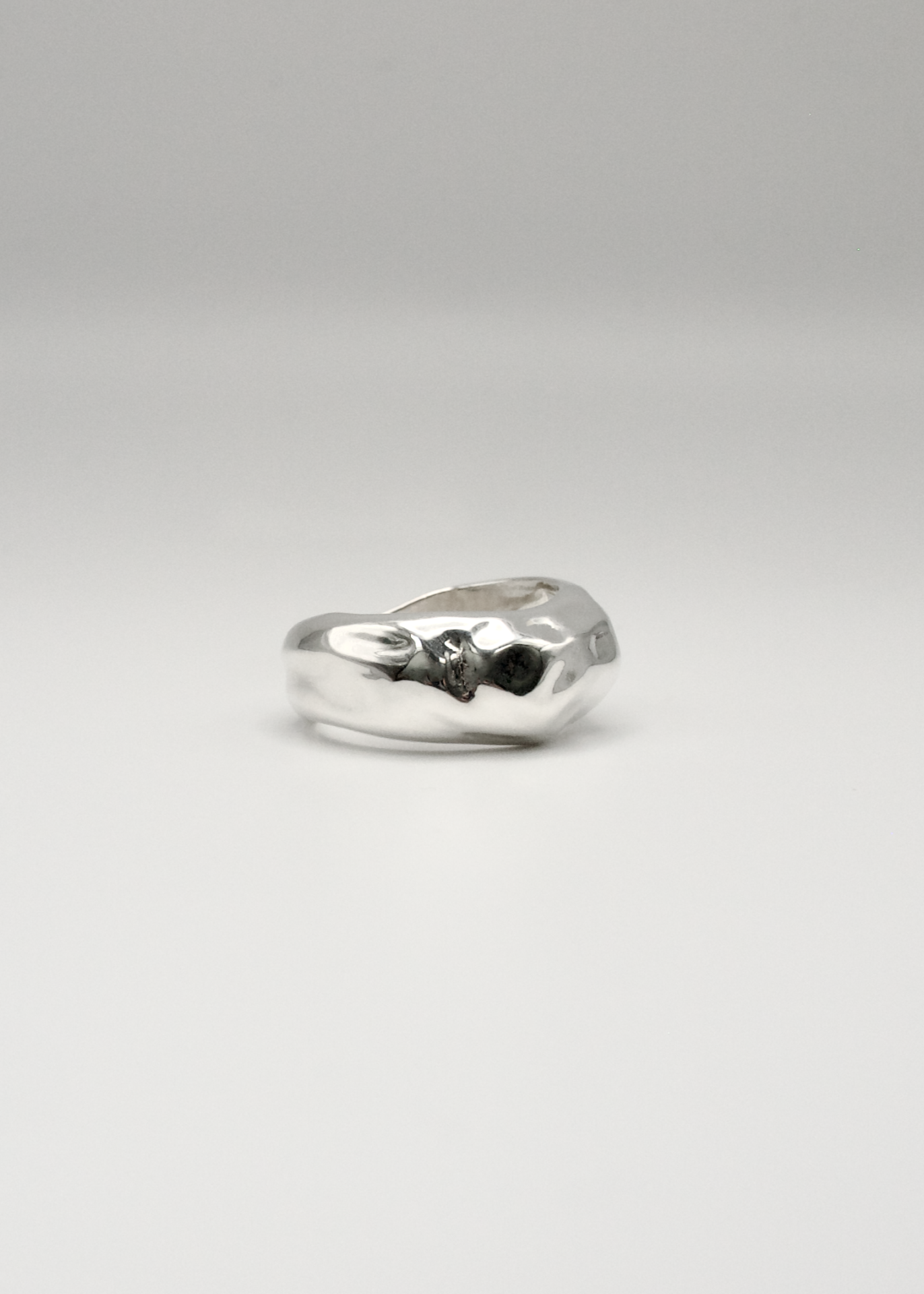 From the side Close-up of Flora Ring texture and edges – sculptural silver ring with raw, jagged lines / Gros plan sur la texture et les bords de la Bague Flora – bague en argent aux lignes brutes et sculpturales