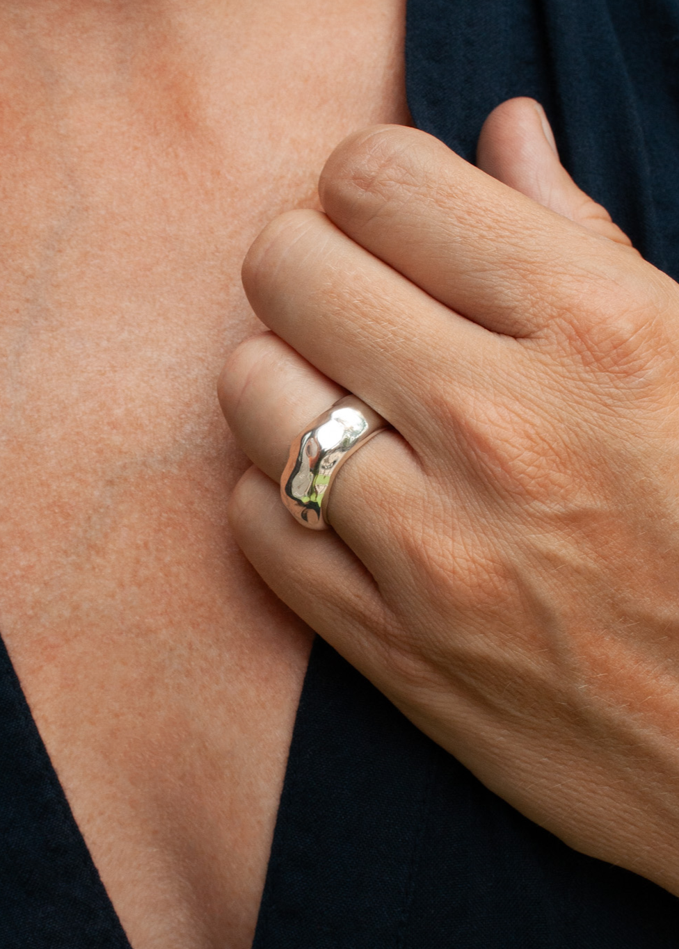 Flora Ring worn on hand – statement silver ring with raw edges and organic silhouette / Bague Flora portée à la main – bague en argent avec bords bruts et silhouette organique