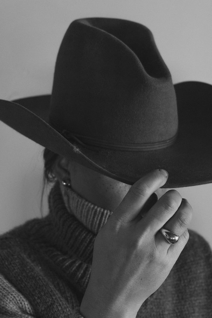 Kristen from Lunagoods, wearing the ingrid ring, sculptured in sterling silver from Seola Atelier