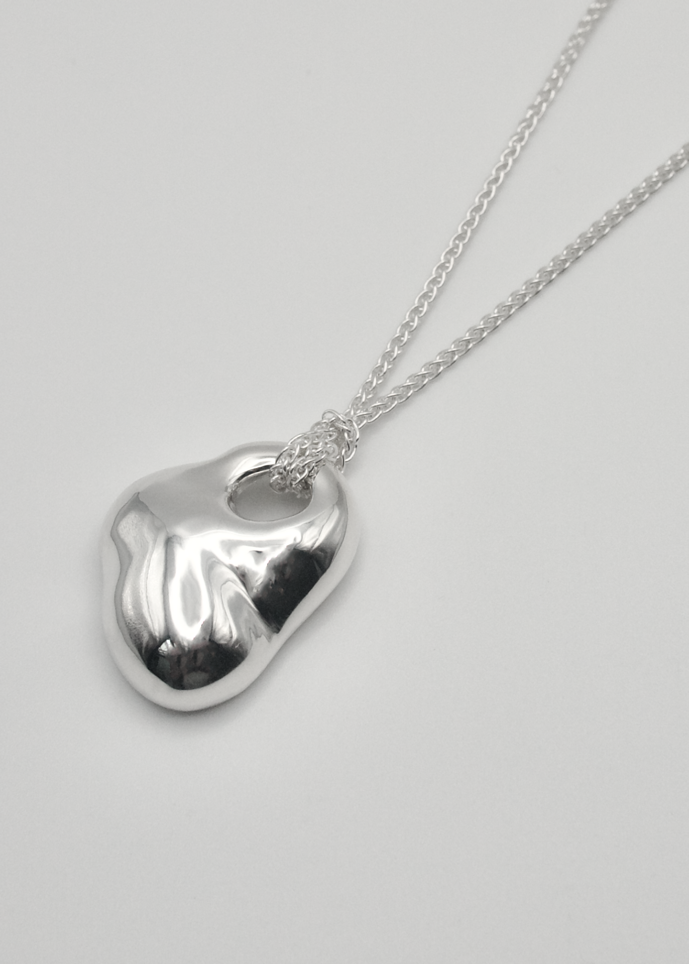 Close-up  silver pendant with natural inspiration – organic design by SÉOLA Atelier / Gros plan d’un pendentif en argent inspiré de la nature – design organique signé SÉOLA Atelier