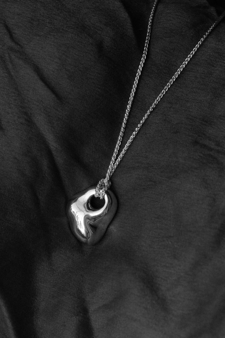 sterling silver handmade pendant with organic curves – minimalist sculptural jewelry by SÉOLA Atelier / Pendentif fait main en argent sterling aux courbes organiques – bijou sculptural minimaliste de SÉOLA Atelier