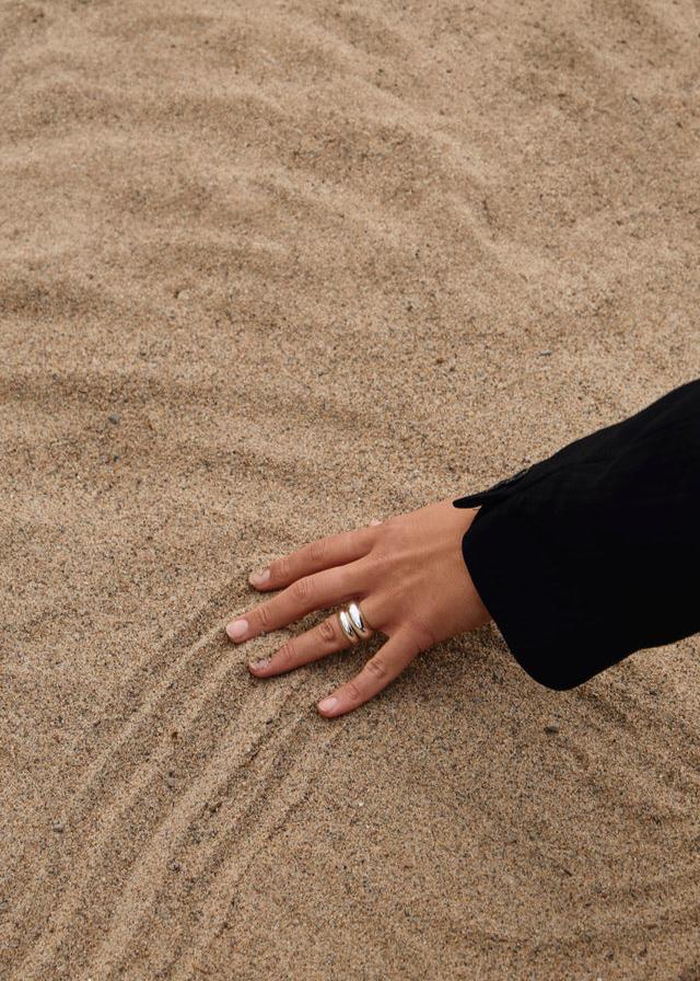 Close-up of a model's finger wearing the Nilou Ring together with the Jooni ring, emphasising its bold design and comfortable fit.