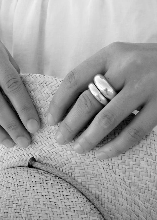 Nilou Ring_925_sterling_silver_silver_big ring_silver_seola_atelier_organic statement ring_modern_on model