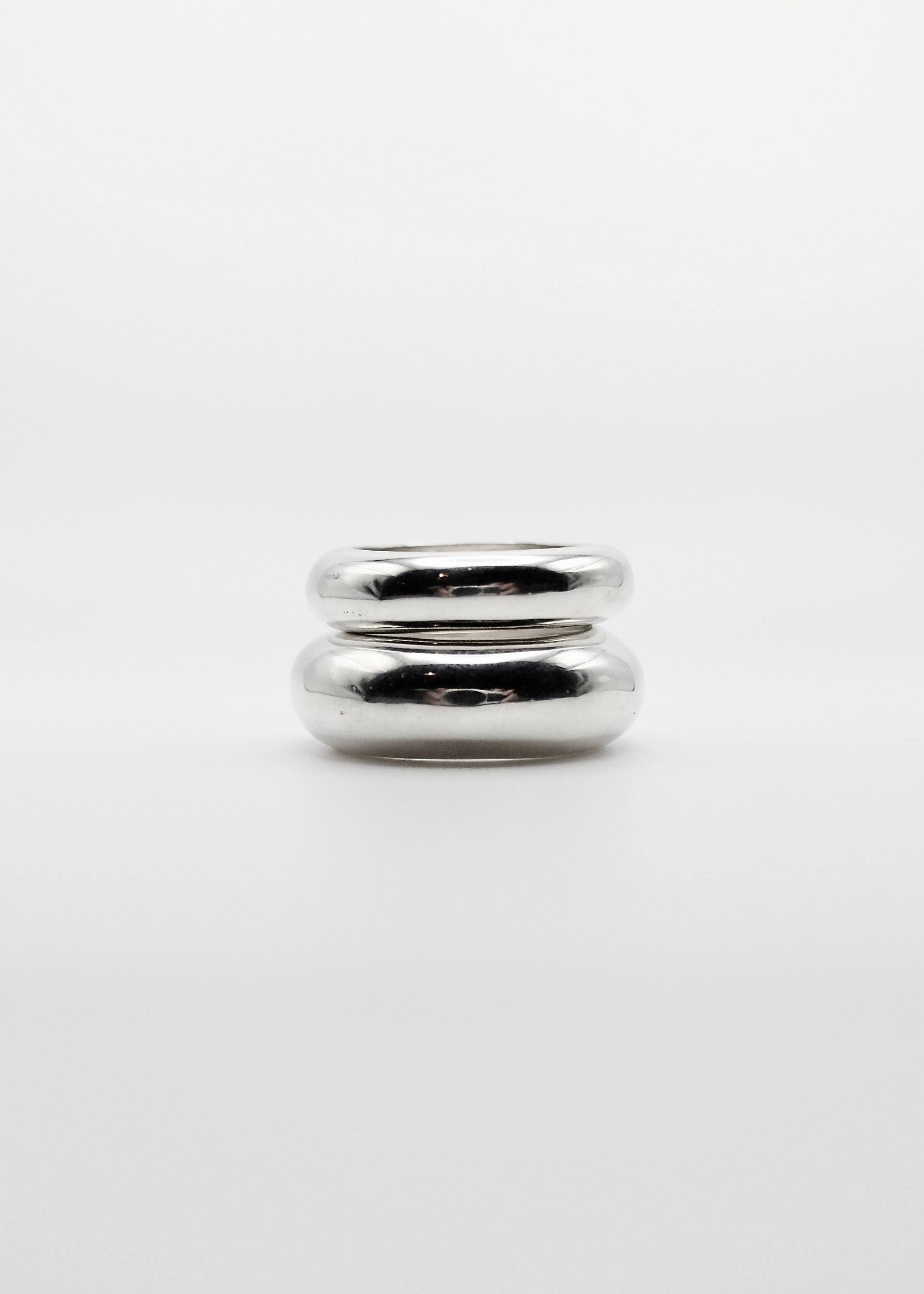 Nilou ring close up stacked with the Jooni ring to see the boldness and the organic shape of the two rings
