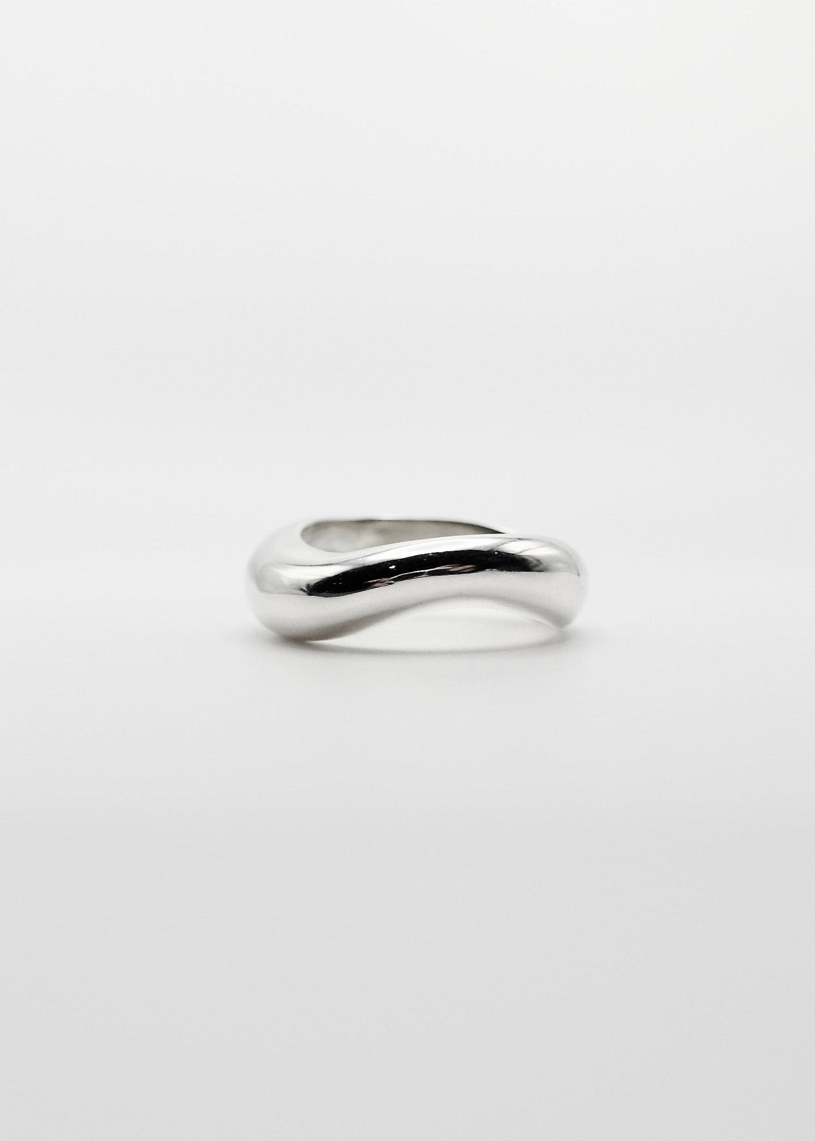 Detailed view of the Anna Ring, focusing on its 5mm width and the reflective quality of the 925 sterling silver.