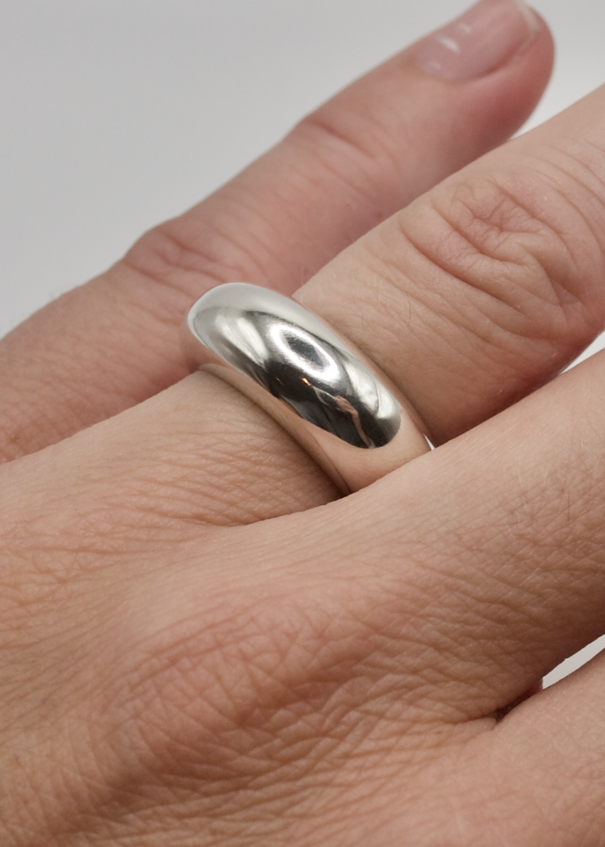 Close-up of a model's finger wearing the Nilou Ring, emphasizing its bold design and comfortable fit.