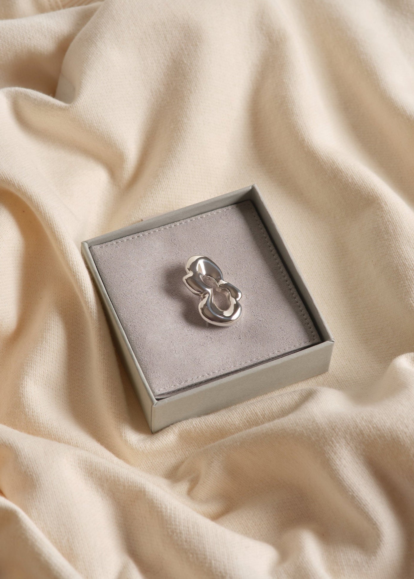 handcrafted sterling silver brooch with curved sculptural lines by Montreal artist Seola Atelier.
Broche en argent sterling fabriquée à la main avec des lignes sculpturales courbes par l'artiste montréalaise Seola Atelier.