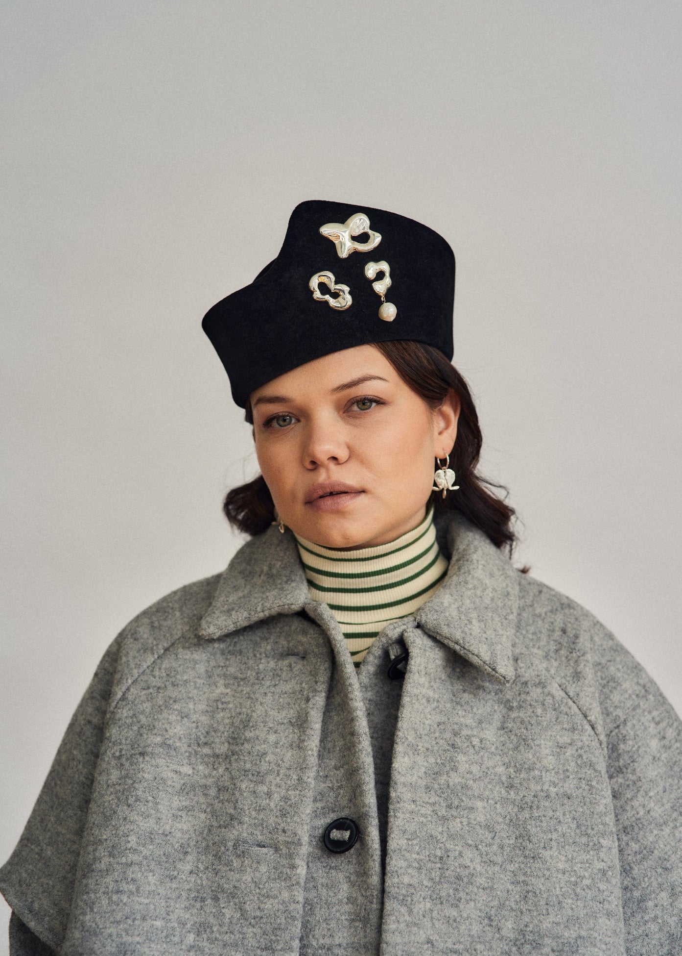 organic silver brooches styled on big grey wool coat, modern minimalist look
Broches en argent organique stylisées sur un grand manteau en laine grise, look minimaliste moderne