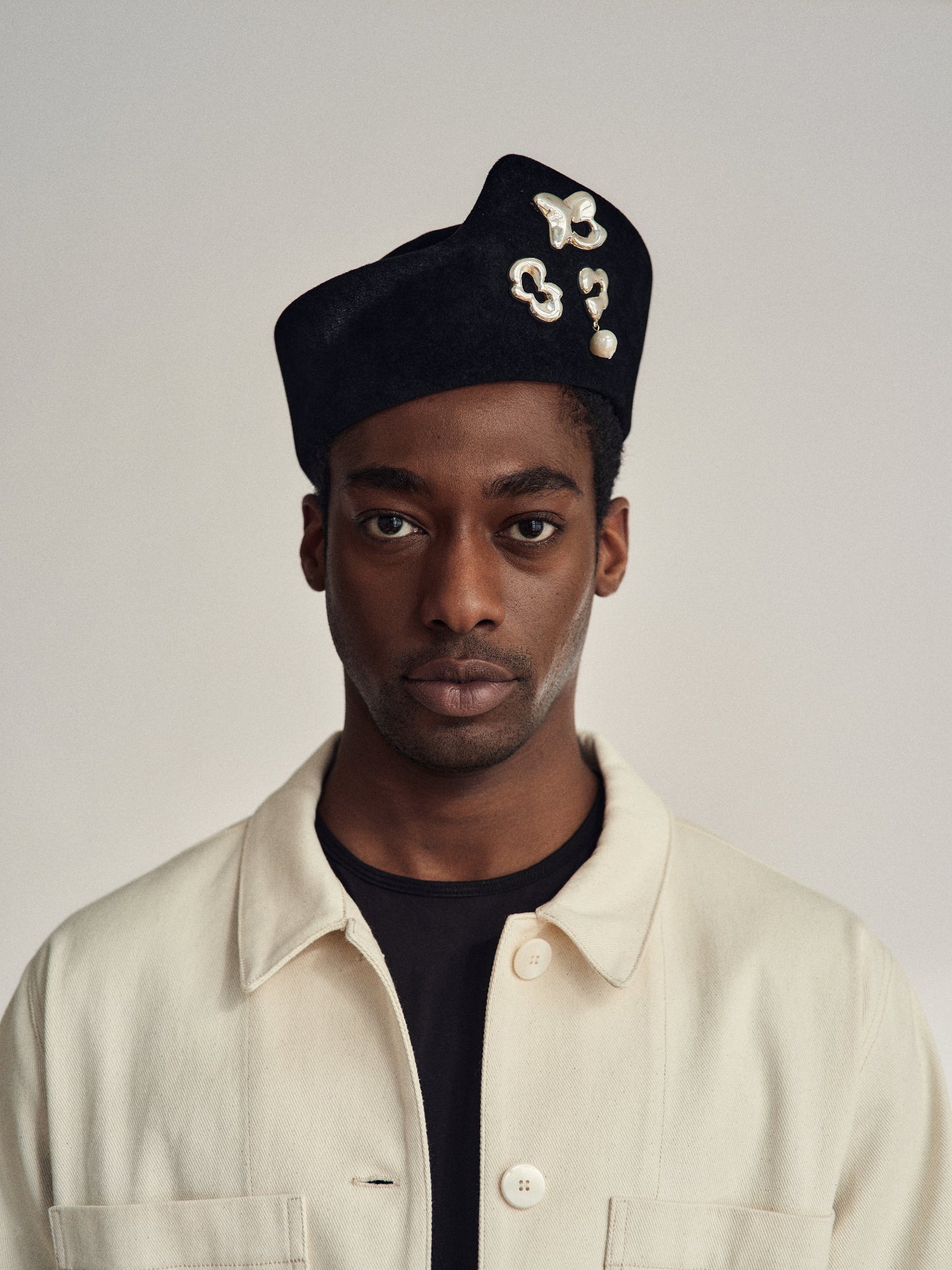 all three handcrafted sterling silver brooch with curved sculptural lines by Montreal artist Seola atelier added to a hat 
broche artisanale en argent sterling aux courbes sculpturales, fabriquée à Montréal seola atelier