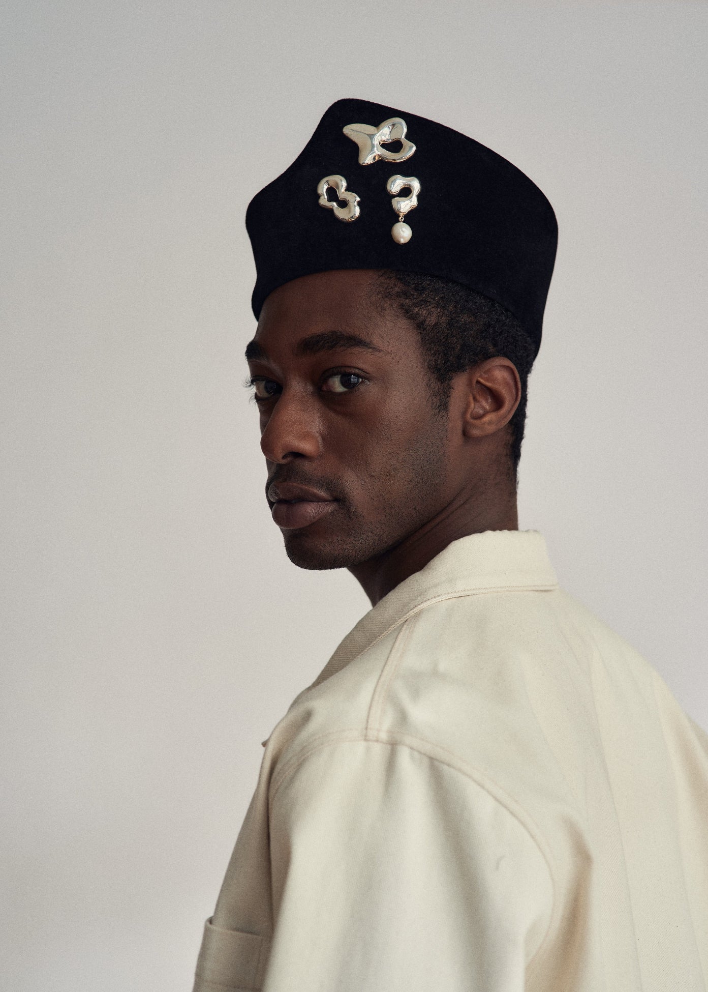 contemporary handmade silver brooches with abstract shapes made by seola atelier Montreal artist styled on hat
Broches contemporaines en argent faites à la main avec des formes abstraites réalisées par l'artiste montréalais Seola Atelier et stylisées sur un chapeau