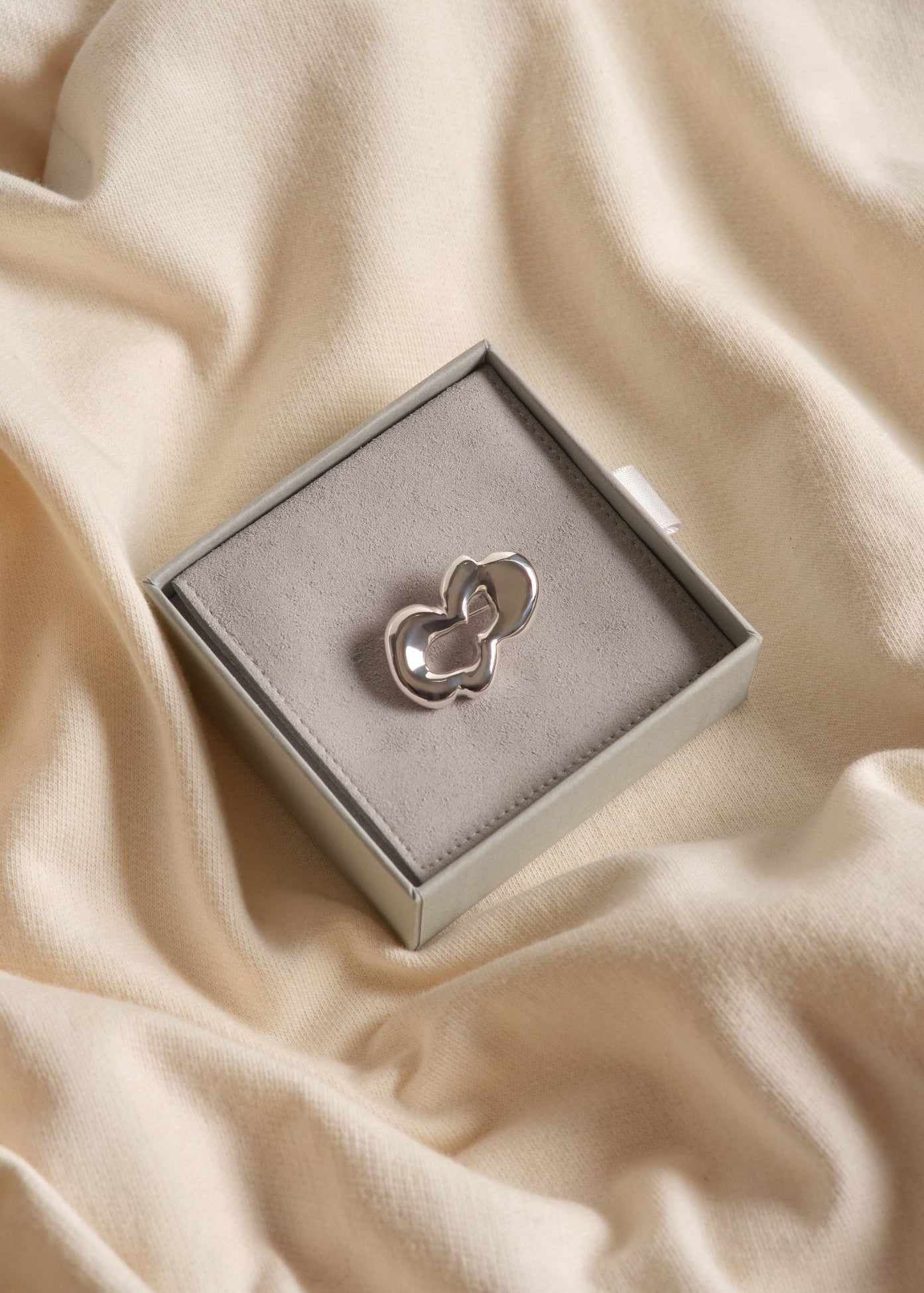 handcrafted sterling silver brooch with curved sculptural lines by Montreal artist Seola Atelier
Broche artisanale en argent sterling aux courbes sculpturales, fabriquée à Montréal Seola Atelier