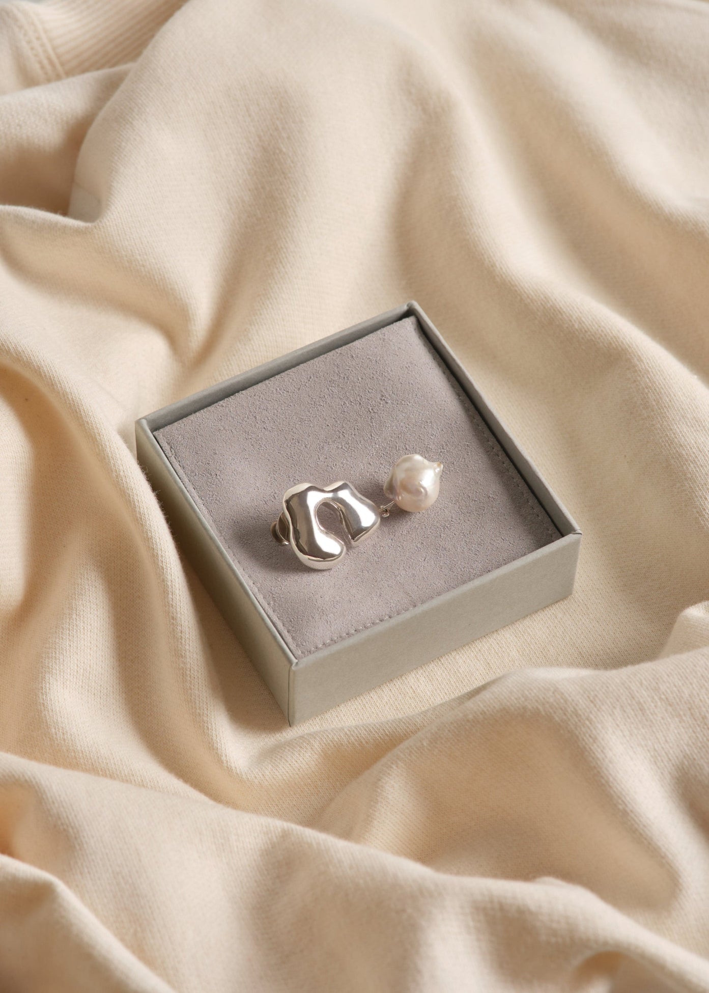 handcrafted sterling silver brooch with curved sculptural lines  and pearl by Montreal artist seola atelier