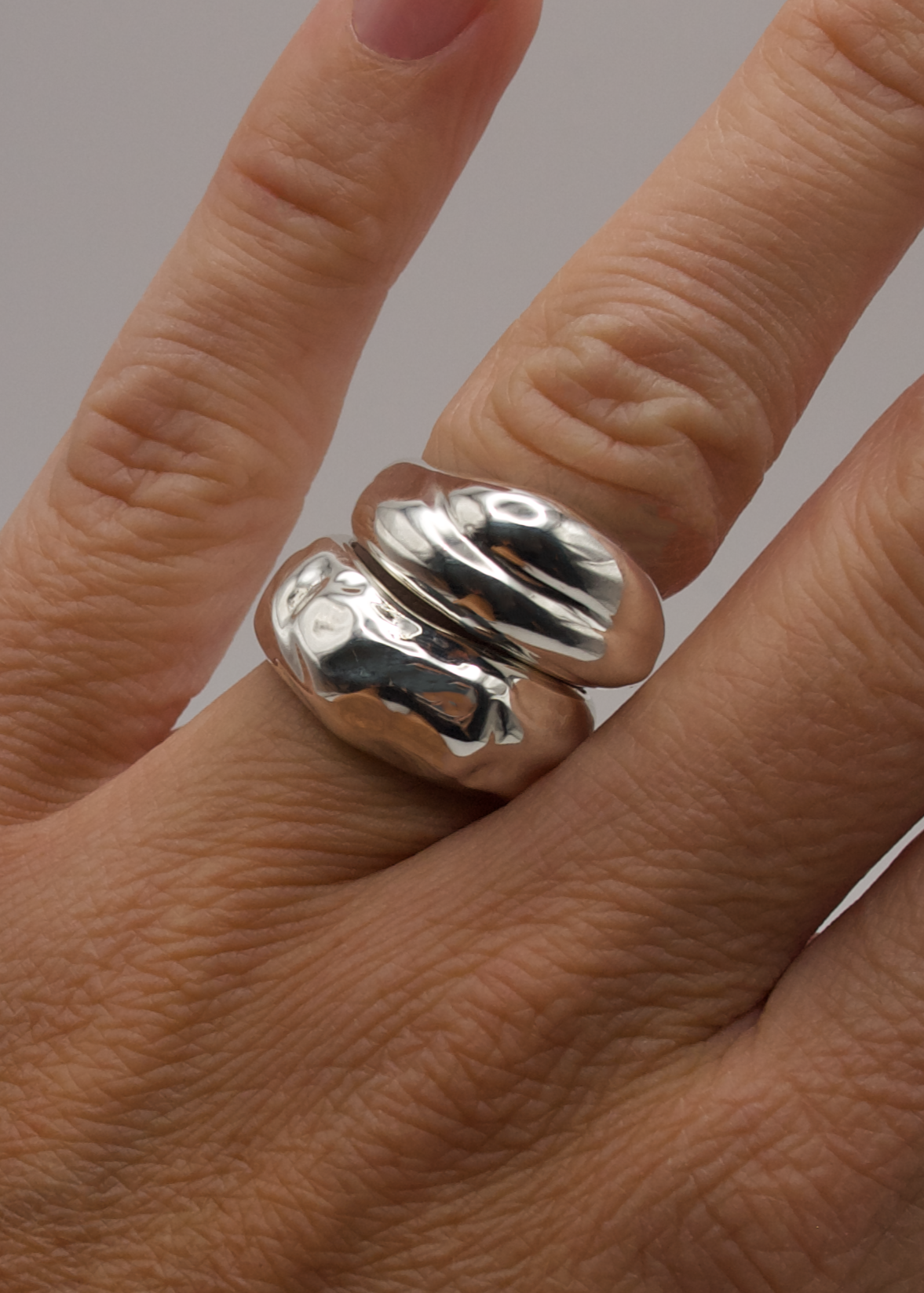 Sculptural Willow Ring worn on hand – elegant silver statement ring with natural curves / Bague Willow sculpturale portée à la main – bague audacieuse en argent aux courbes naturelles