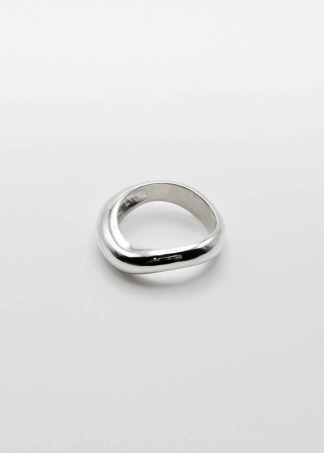 Detailed view of the Anna Ring, focusing on its 5mm width and the reflective quality of the 925 sterling silver.