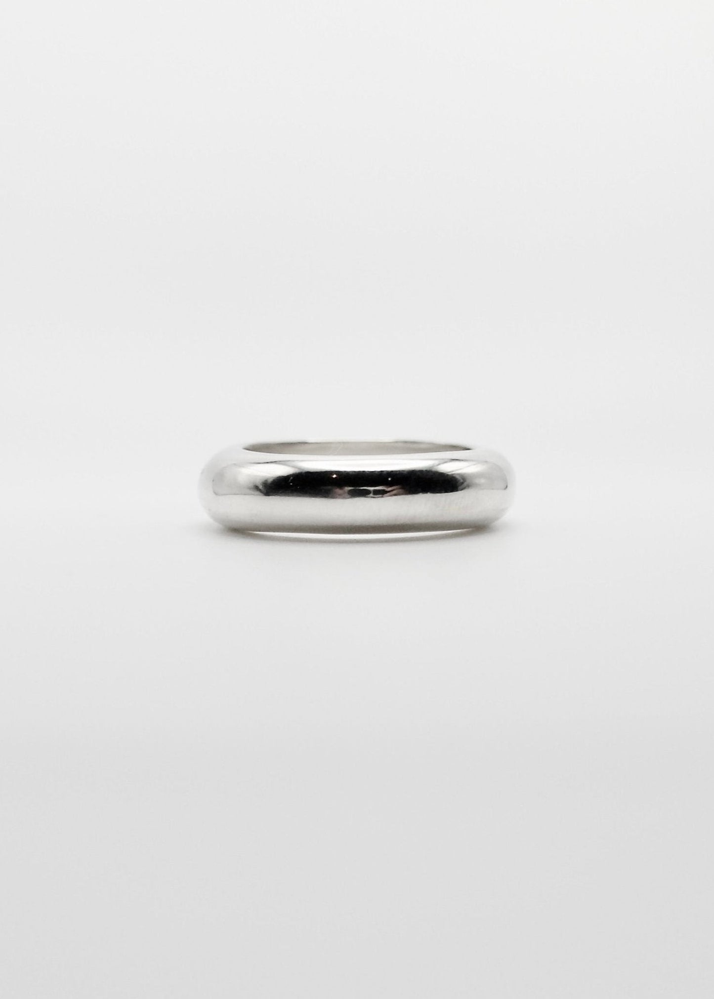 Detailed view of the Jooni Ring, focusing on its 5mm width and the reflective quality of the 925 sterling silver.