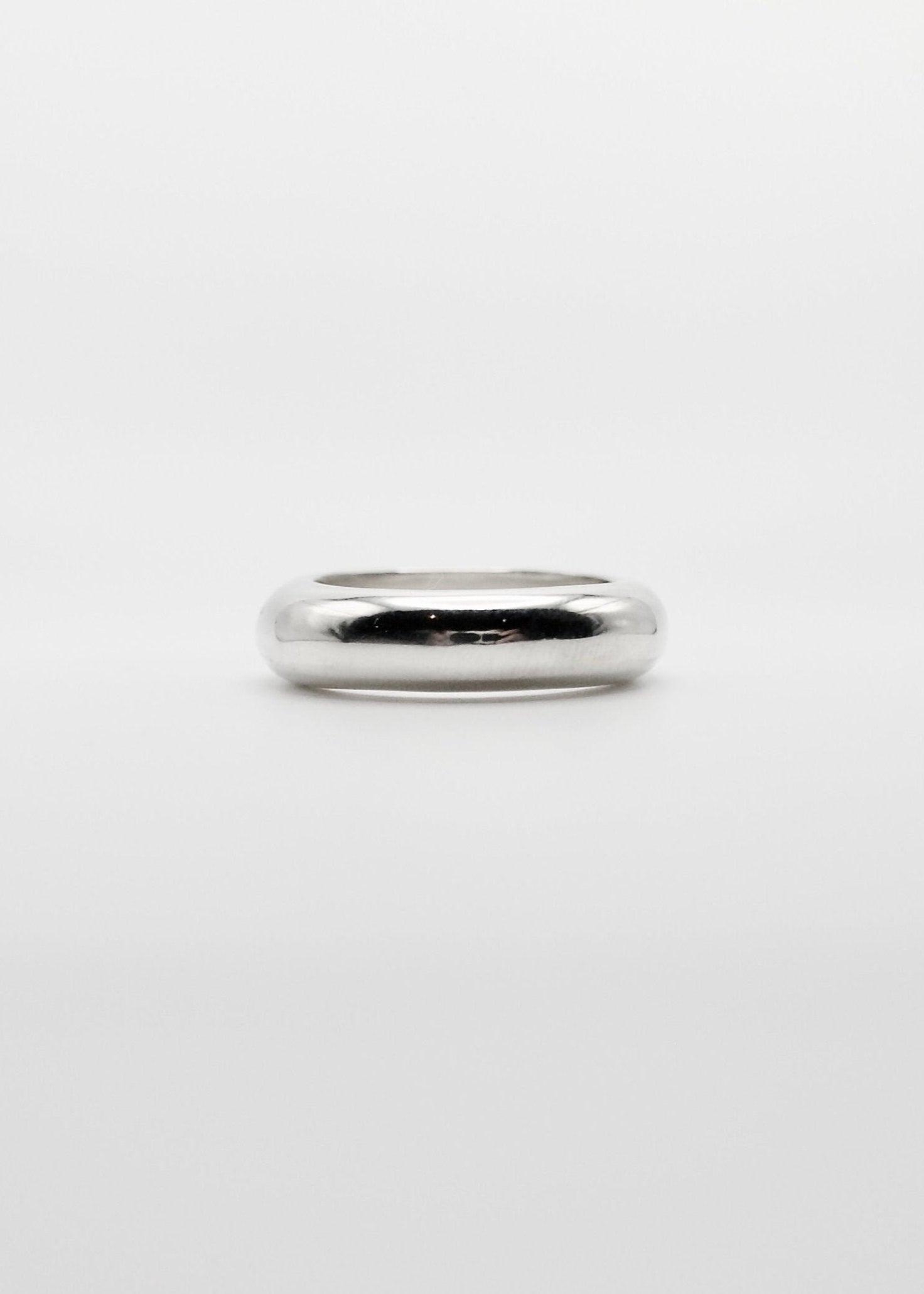 Detailed view of the Jooni Ring, focusing on its 5mm width and the reflective quality of the 925 sterling silver.