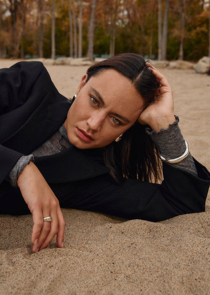 Organic sterling silver Willow Ring styled with neutral tones – minimalist nature-inspired jewelry / Bague Willow en argent organique stylisée avec des tons neutres – bijou minimaliste inspiré par la nature