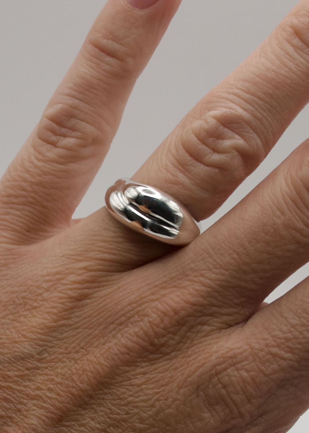 Sculptural Willow Ring worn on hand – elegant silver statement ring with natural curves / Bague Willow sculpturale portée à la main – bague audacieuse en argent aux courbes naturelles
