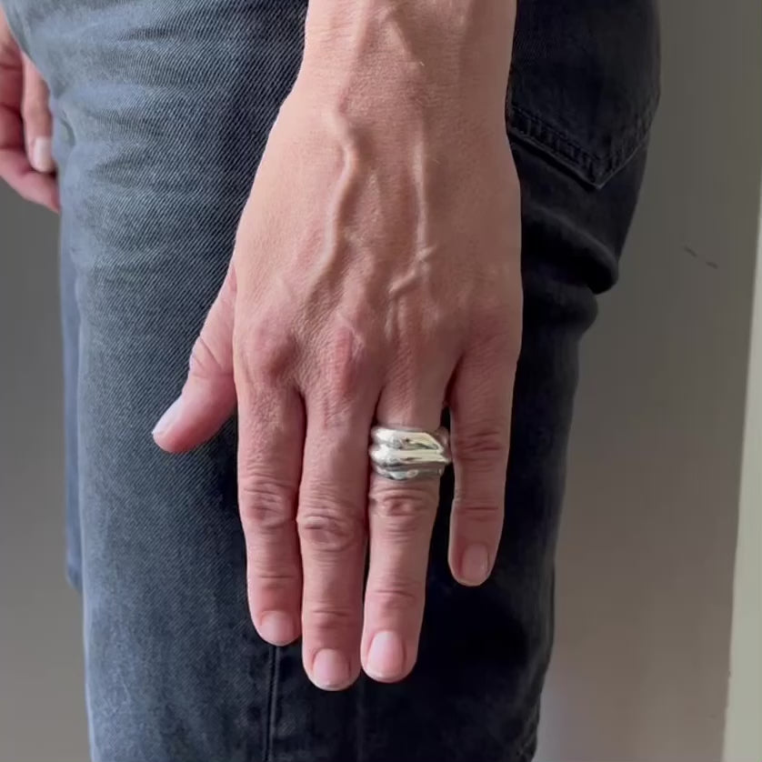 Marianne_ring_Seola_Atelier_925_sterling_silver_statement_ring_organic_ring on model, jamais assez