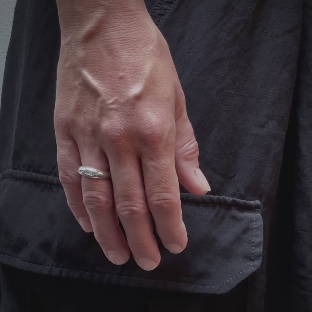 Anna_ring_925_sterling_silver_simple_ring_organic_shape_photostudio how to wear