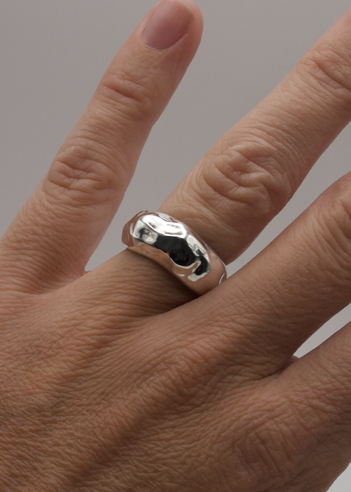 Flora Ring worn on hand – statement silver ring with raw edges and organic silhouette / Bague Flora portée à la main – bague en argent avec bords bruts et silhouette organique"