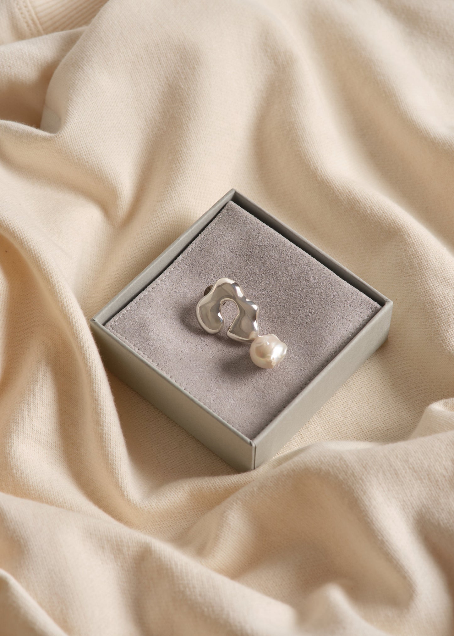 handcrafted sterling silver brooch with curved sculptural lines and freshwater pearl by Montreal artist, Seola atelier
broche artisanale en argent sterling aux courbes sculpturales, fabriquée à Montréal, Seola atelier