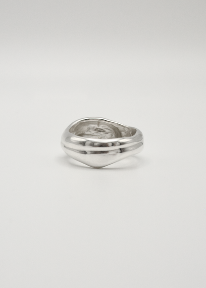 Close-up of Willow Ring lines – silver ring with natural flowing lines and soft edges / Gros plan sur la texture de la Bague Willow – bague en argent aux lignes fluides et bords dou