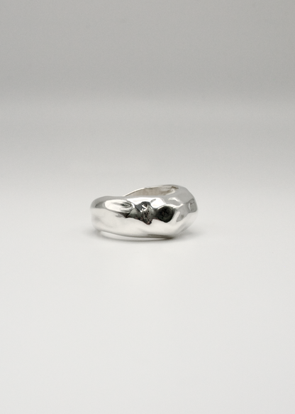 From the side Close-up of Flora Ring texture and edges – sculptural silver ring with raw, jagged lines / Gros plan sur la texture et les bords de la Bague Flora – bague en argent aux lignes brutes et sculpturales
