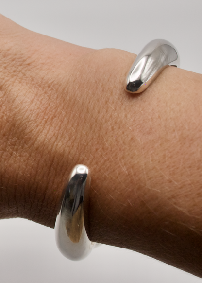 Detailed view of the Agnes Bracelet, focusing on its high-quality 925 sterling silver craftsmanship and reflective surface.​