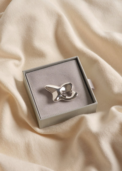handcrafted sterling silver brooch with curved sculptural lines by Montreal artist Seola atelier

broche artisanale en argent sterling aux courbes sculpturales, fabriquée à Montréal