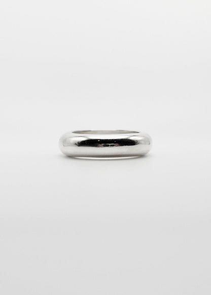 Detailed view of the Jooni Ring, focusing on its 5mm width and the reflective quality of the 925 sterling silver.