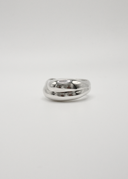 Willow Ring in sterling silver – handcrafted sculptural ring with flowing organic lines / Bague Willow en argent sterling – bague sculpturale faite main aux lignes organiques fluides